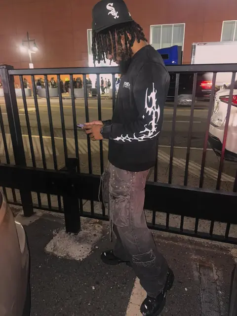 Street fit at night by a fence, Essentials Thermal in charcoal